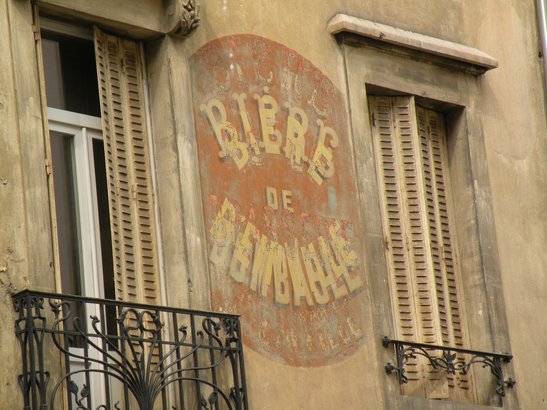  ancienne publicié pour une bière peinte sur le mur d'un immeuble